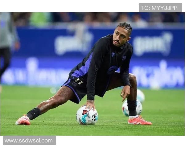 足球场上的守护者:那些为队友拼搏的明星球员们 足球场上的守护者:那些为队友拼搏的明星球员们